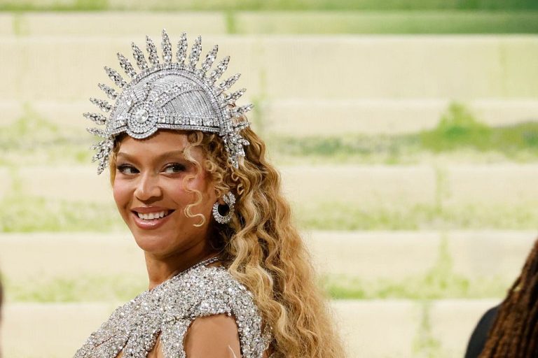 Get Details On Beyoncé’s Custom Luar Yankees Dress